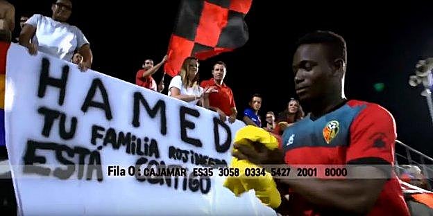 Hamed Sako, en una imagen televisada con la cuenta para las donaciones sobreimpresa. Abajo, su periplo desde Costa de Marfil.