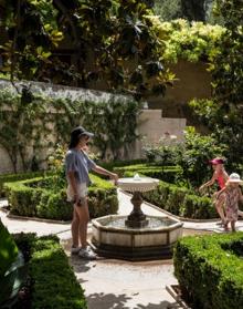 Imagen secundaria 2 - Imágenes de Granada extraídas de los reportajes en 'Herarld' y Financial Review'.