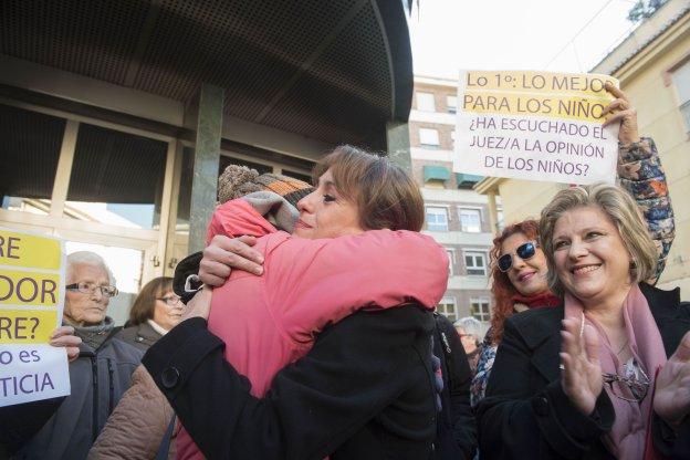 Juana Rivas ha tenido que entregar sus dos hijos al padre después de mantenerlos escondidos durante un mes. 