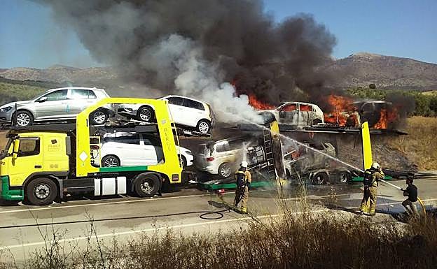 Un fuego en un neumático acaba con un remolque y cinco coches quemados