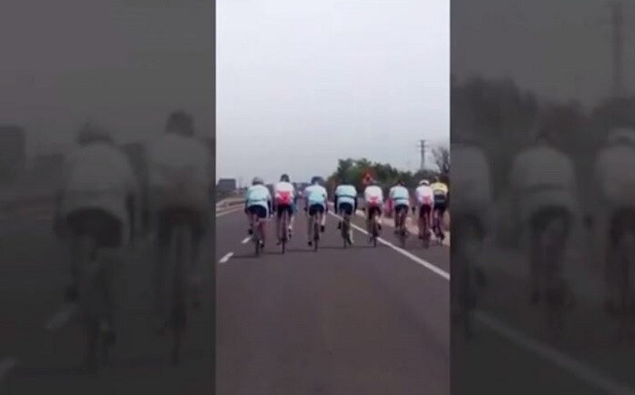 El vídeo de un grupo de ciclistas por la carretera que indigna a la red