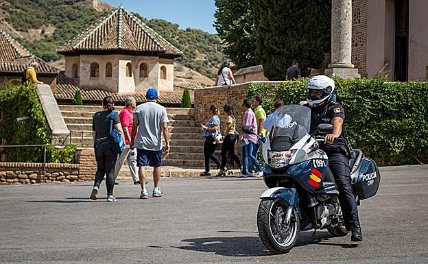 Agentes de la Policía Nacional en la Alhambra 