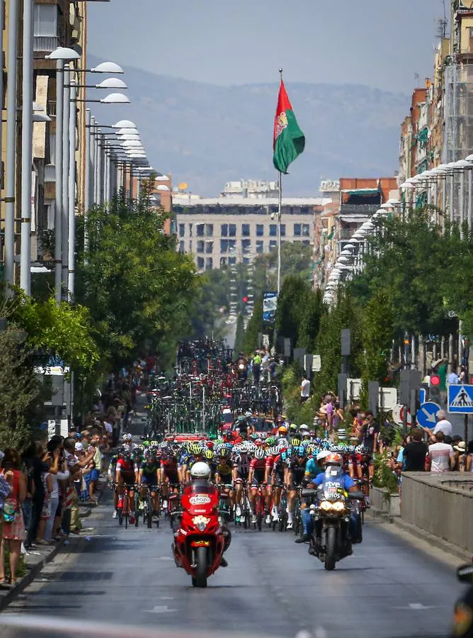 Los granadinos se lanzaron a la calle este domingopara disfrutar de primera mano de la 15ª etapa de la Vuelta a España entre Alcalá la Real y el Alto Hoya de la Moran, el la que el colombiano Miguel Ángel ‘Superman’ López (Astana) ganó en solitario y tras la cual el británico Chris Froome sigue líder de la general