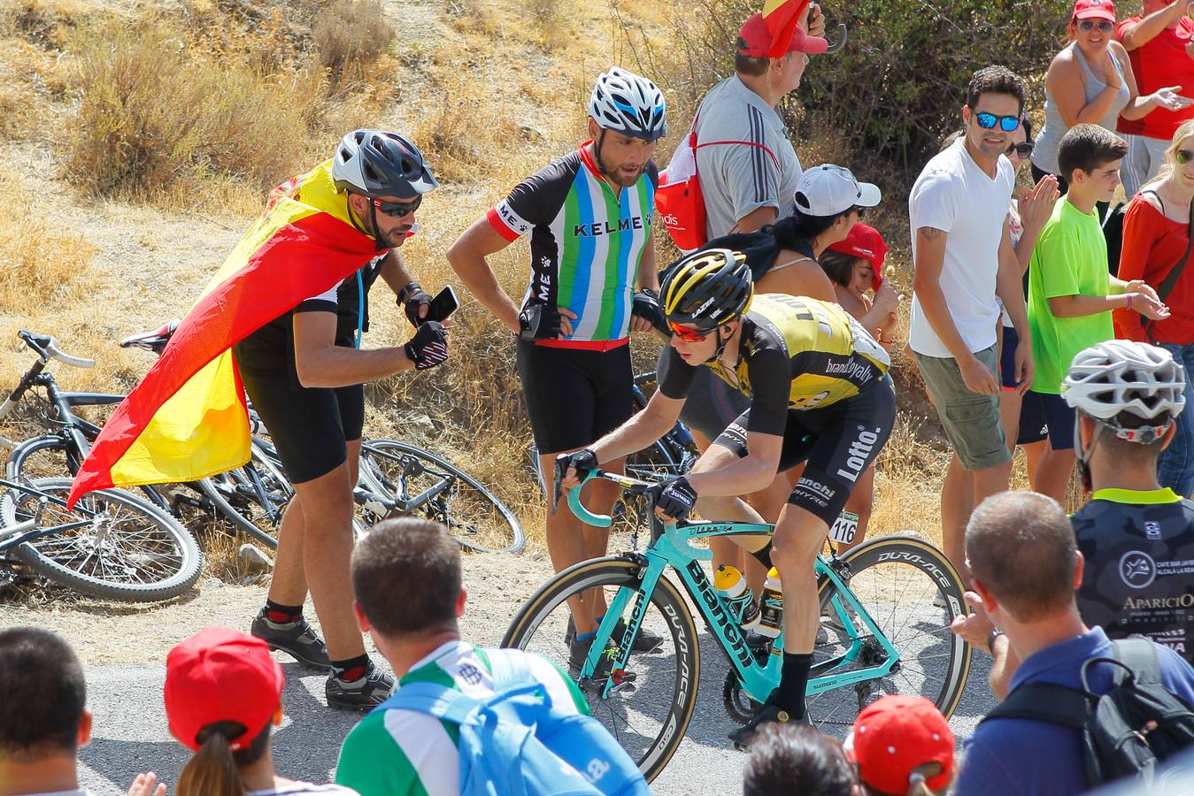 Los granadinos se lanzaron a la calle este domingopara disfrutar de primera mano de la 15ª etapa de la Vuelta a España entre Alcalá la Real y el Alto Hoya de la Moran, el la que el colombiano Miguel Ángel ‘Superman’ López (Astana) ganó en solitario y tras la cual el británico Chris Froome sigue líder de la general