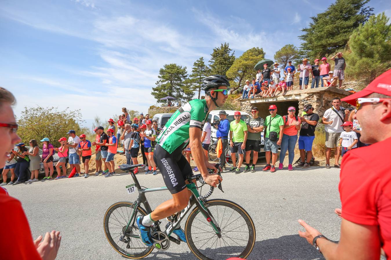 Los granadinos se lanzaron a la calle este domingopara disfrutar de primera mano de la 15ª etapa de la Vuelta a España entre Alcalá la Real y el Alto Hoya de la Moran, el la que el colombiano Miguel Ángel ‘Superman’ López (Astana) ganó en solitario y tras la cual el británico Chris Froome sigue líder de la general