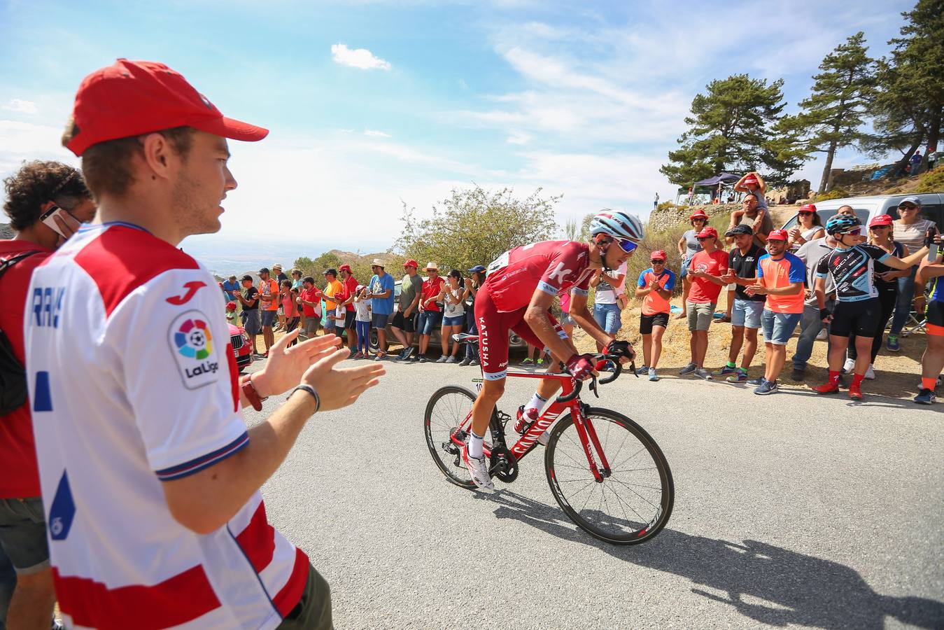 Los granadinos se lanzaron a la calle este domingopara disfrutar de primera mano de la 15ª etapa de la Vuelta a España entre Alcalá la Real y el Alto Hoya de la Moran, el la que el colombiano Miguel Ángel ‘Superman’ López (Astana) ganó en solitario y tras la cual el británico Chris Froome sigue líder de la general