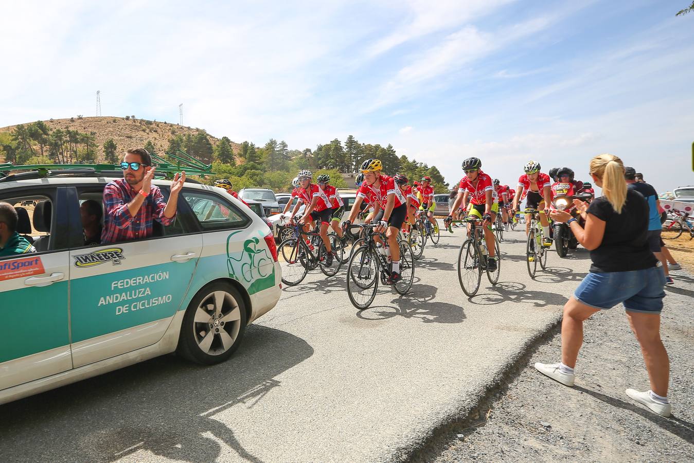 Los granadinos se lanzaron a la calle este domingopara disfrutar de primera mano de la 15ª etapa de la Vuelta a España entre Alcalá la Real y el Alto Hoya de la Moran, el la que el colombiano Miguel Ángel ‘Superman’ López (Astana) ganó en solitario y tras la cual el británico Chris Froome sigue líder de la general