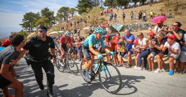 El colombiano 'Superman' López se hizo con el triunfo en la subida a la Hoya de la Mora. 