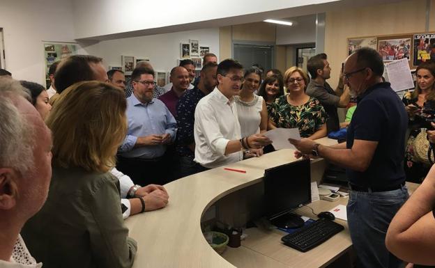 Sánchez Teruel registra su precandidatura con afán de "profundizar en la renovación del PSOE" almeriense