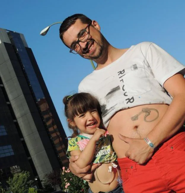 El tatuaje de un padre como gesto con su hija enferma emociona a España