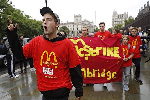 Trabajadores de McDonald's manifestándose el lunes por las calles de Londres. :: afp