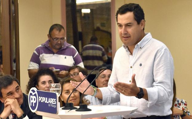 Juanma Moreno pone el foco en Cospedal al renunciar a su acta de senador