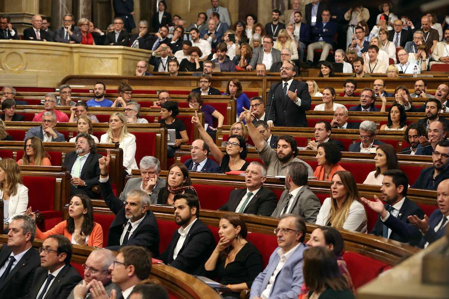 El Parlamento de Cataluña aprobó este miércoles una ley para convocar para el 1 de octubre un referéndum de secesión de España, que el Gobierno central considera inconstitucional y que buscará impedir con todo su arsenal jurídico.