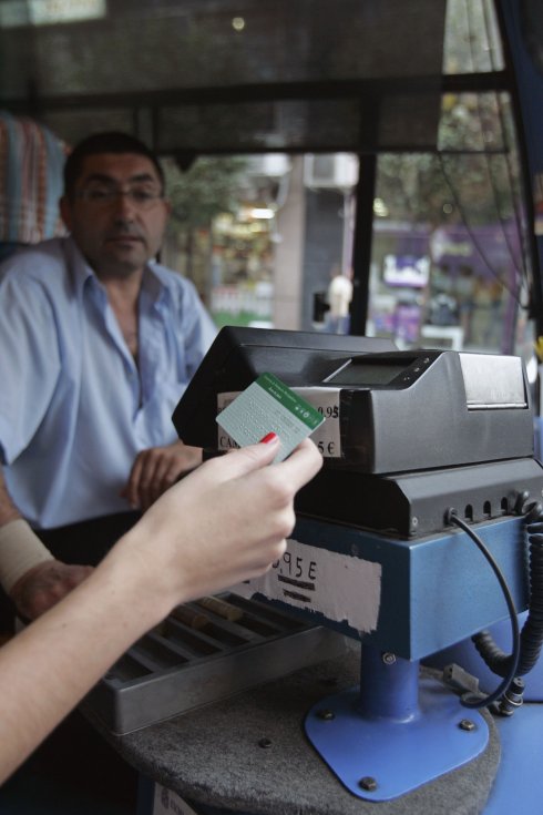 Una mujer utiliza la tarjeta única de transporte.