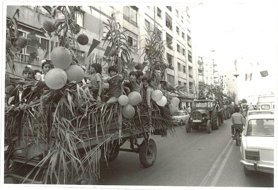 Imagen secundaria 1 - Arriba, procesión de a Virgen de Gracia en 1983; abajo, el Zaidín en 1983 y la majorets se preparan para el desfile en las fiestas de la barriada de Cervantes en 1994 