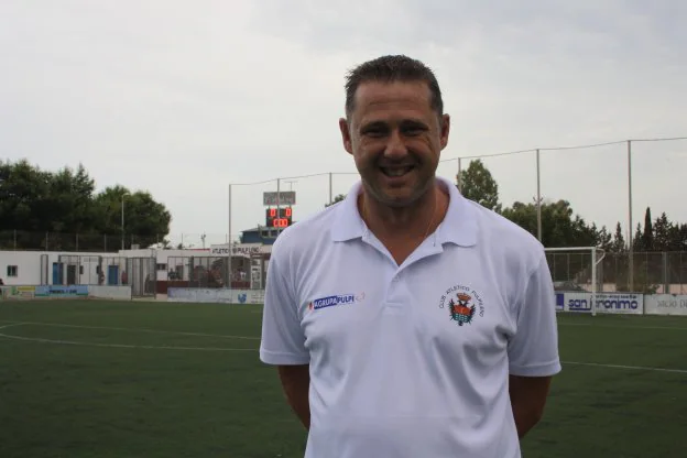 Iñigo Sáenz, entrenador del At. Pulpileño, deberá dirigir mañana a su equipo desde las gradas.
