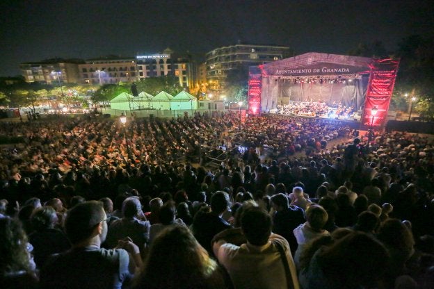 Más de 10.000 personas asistieron anoche al concierto de la Orquesta Ciudad de Granada en la explanada el Palacio de Congresos.