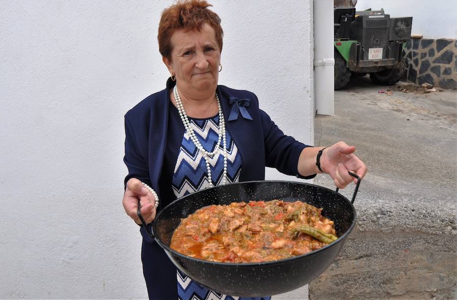En Almegíjar tienen por costumbre cocinar en cada casa 'fritaílla' con carne y productos del campo para ser consumida durante las fiestas del Santo Cristo de la Salud