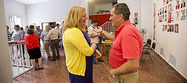 Almón y Escámez charlan en la sede del PSOE el día en que decidieron sellar un pacto.