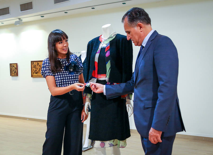 Una muestra expone en el centro de CajaGranada de Puerta Real más de 70 cuadros, esculturas, grabados y fotografías, siete vestidos y varios bolsos, zapatos y otras piezas de la colección Chanel