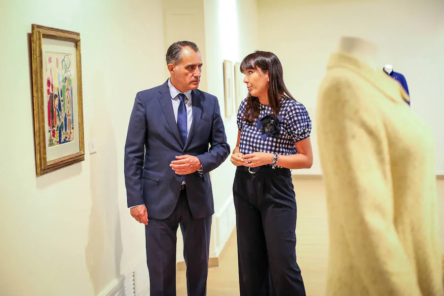 Una muestra expone en el centro de CajaGranada de Puerta Real más de 70 cuadros, esculturas, grabados y fotografías, siete vestidos y varios bolsos, zapatos y otras piezas de la colección Chanel