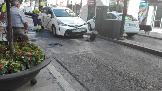 Un taxi accidentado en la pilona de la calle Reyes Católicos, en sentido Plaza Nueva. 
