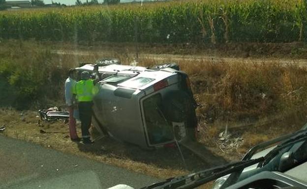 Una persona herida y dos vehículos volcados tras un accidente en Cijuela