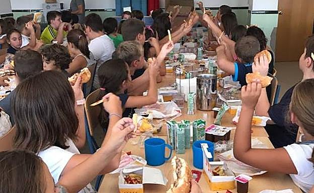 Un colegio andaluz gasta 1200 euros en Burger King para los niños por falta de personal en el comedor