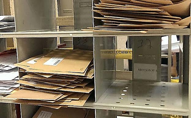 Cartas y paquetes en una oficina de Correos.