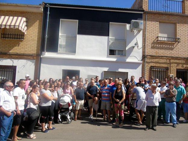 Cerca de 150 personas se concentraron en Vilches para mostrar su apoyo a Diego Sánchez. 