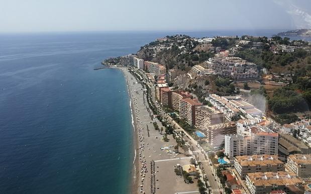 Dada de alta la parapentista herida tras caer al mar en una playa de Almuñécar