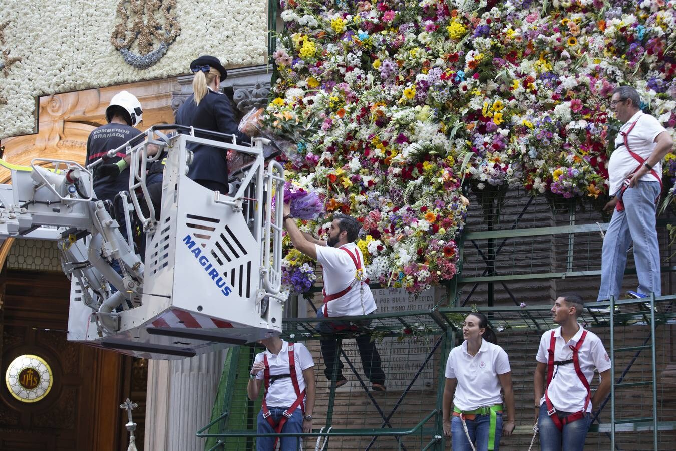 Miles de personas participaron en la ofrenda floral a la Virgen de las Angustias