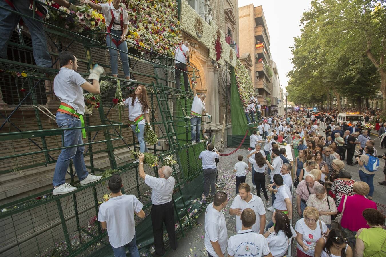 Miles de personas participaron en la ofrenda floral a la Virgen de las Angustias
