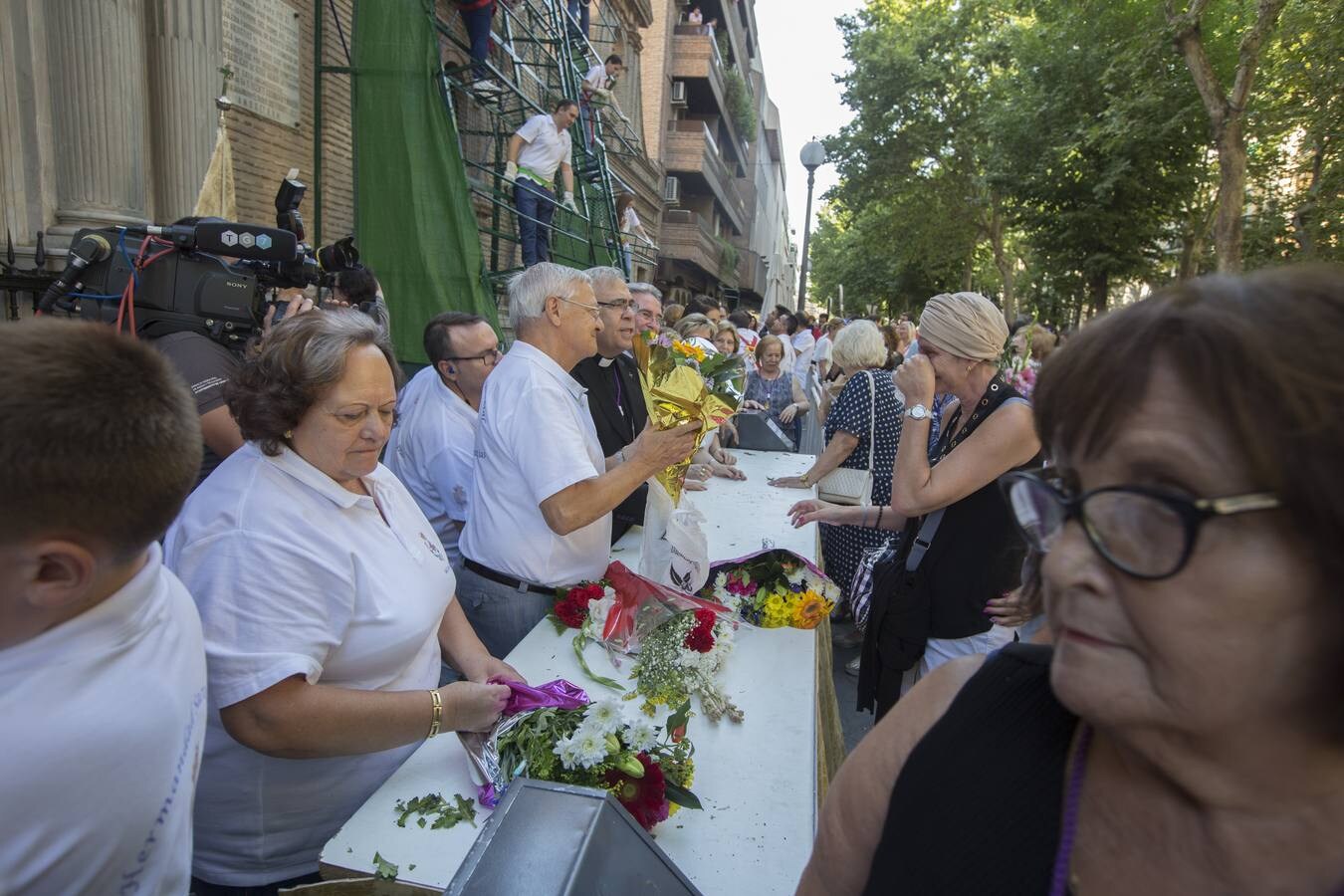 Miles de granadinos y personas llegadas de localidades de toda la provincia fueron dejado sus flores en los grandes paneles situados a ambos lados de la puerta de acceso al templo