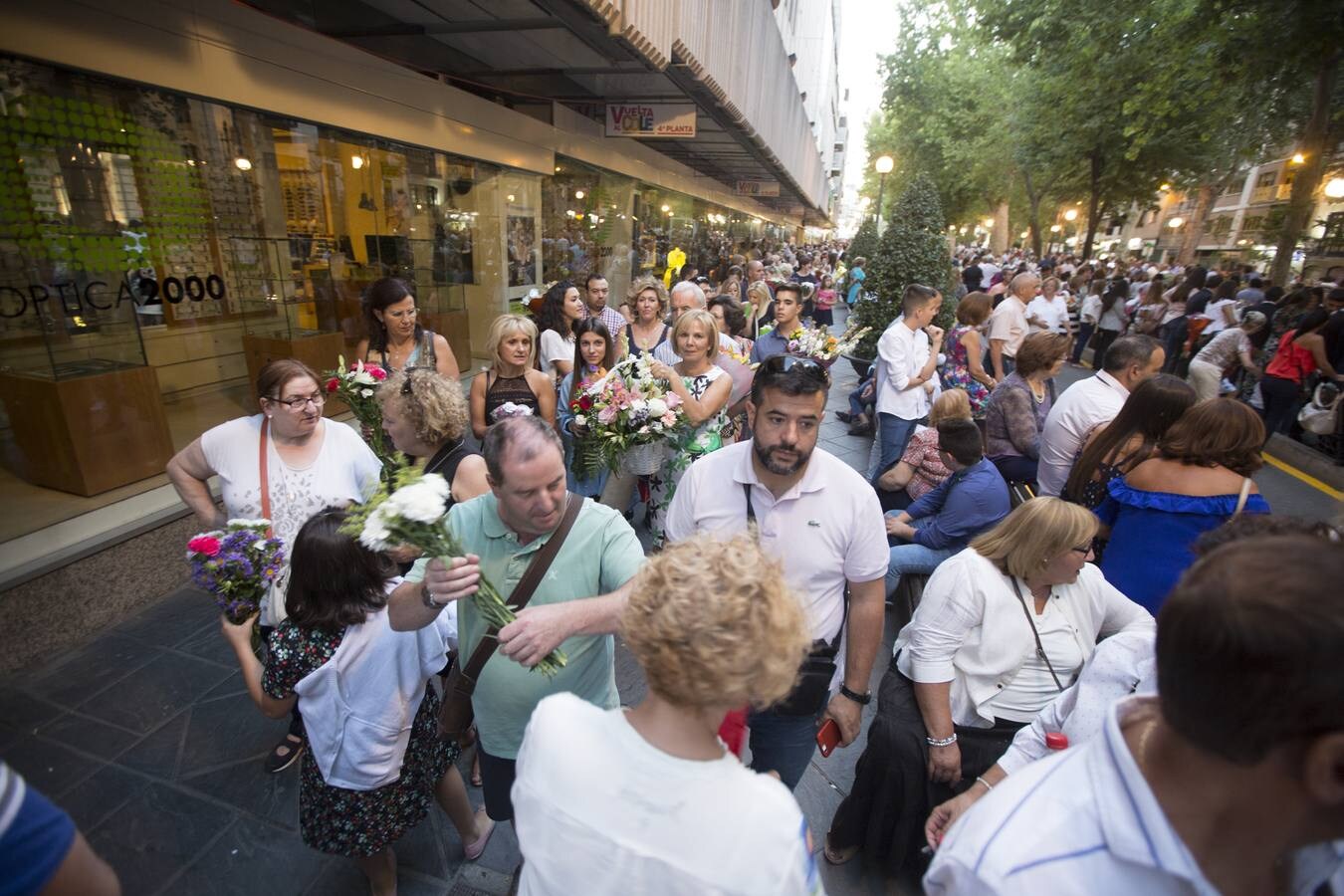 Miles de granadinos y personas llegadas de localidades de toda la provincia fueron dejado sus flores en los grandes paneles situados a ambos lados de la puerta de acceso al templo