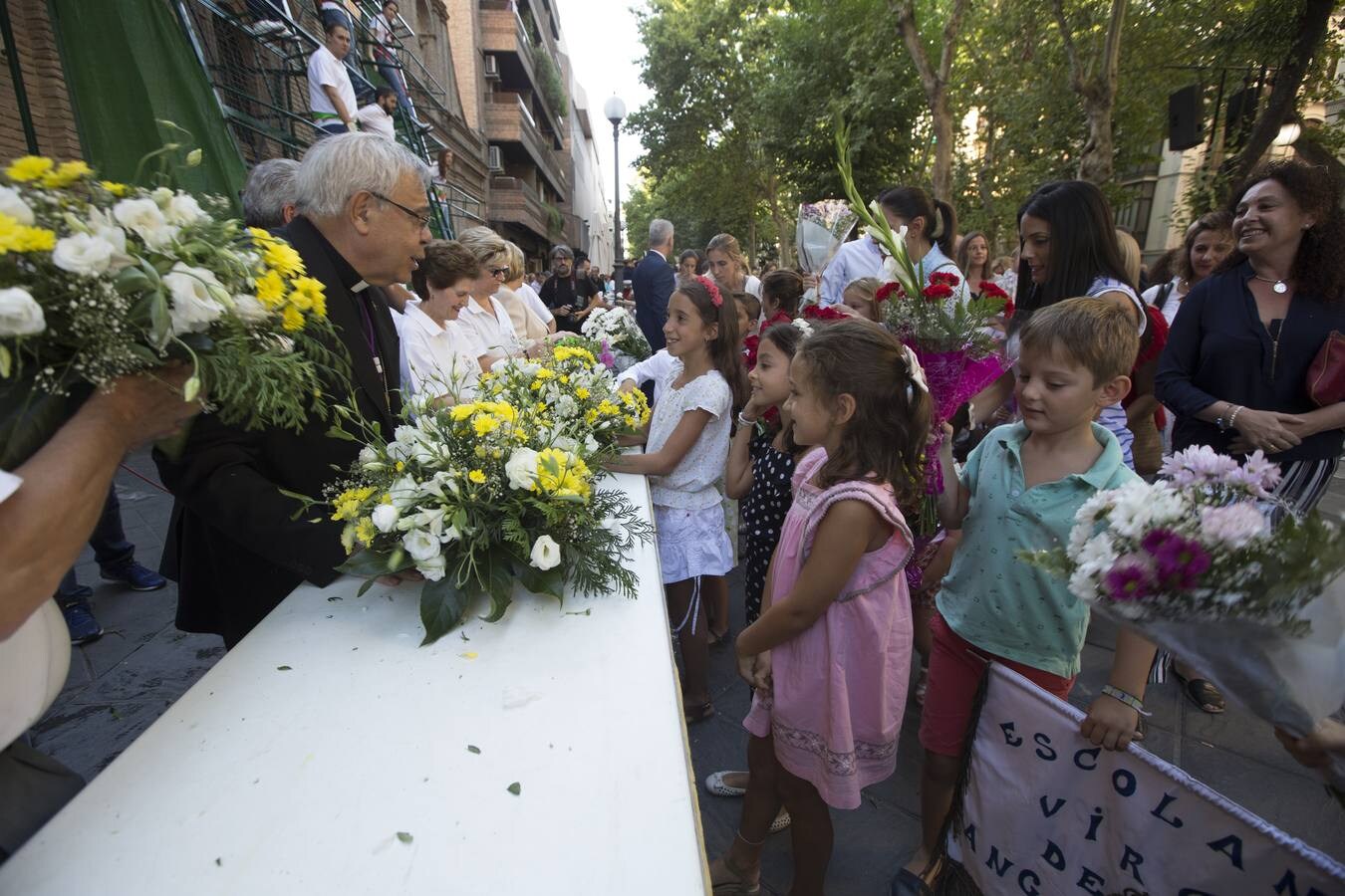 Miles de personas participaron en la ofrenda floral a la Virgen de las Angustias