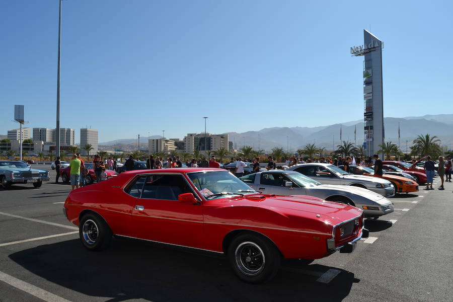 La Asociación Coches Americanos del Sur celebraba el domingo en el Centro Comercial Nevada de Granada su primera concentración de vehículos que hizo las delicias de los aficionados.