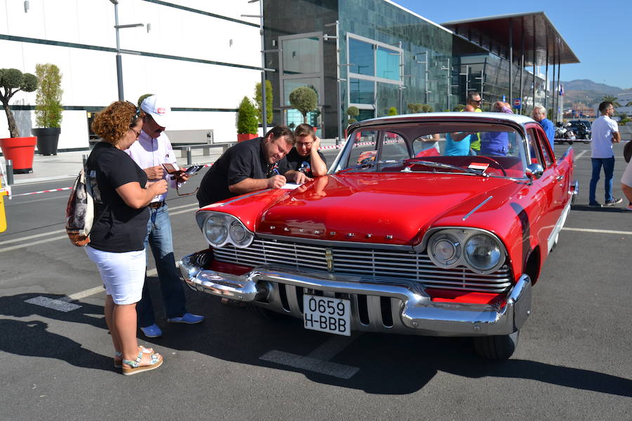 La Asociación Coches Americanos del Sur celebraba el domingo en el Centro Comercial Nevada de Granada su primera concentración de vehículos que hizo las delicias de los aficionados.