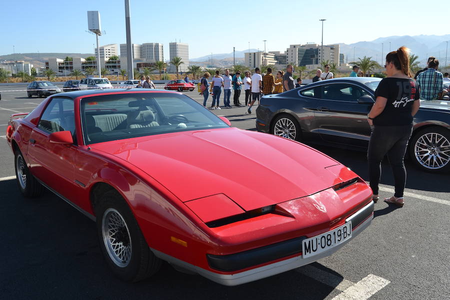 La Asociación Coches Americanos del Sur celebraba el domingo en el Centro Comercial Nevada de Granada su primera concentración de vehículos que hizo las delicias de los aficionados.