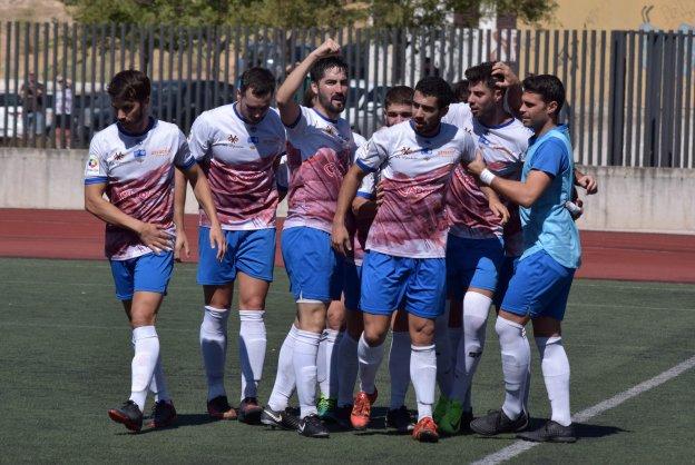 Seco alza el puño en señal de satisfacción tras uno de los goles del Loja. 