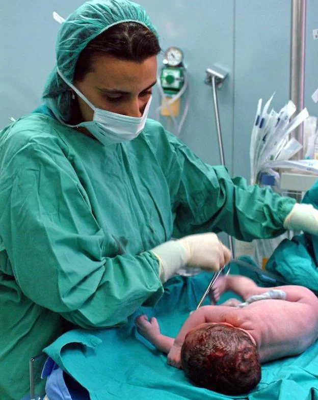 Los nacimientos en hospitales públicos de Jaén bajan un 4%