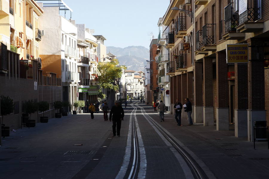 Los raíles del metro son desde hace años parte del paisaje de la Calle Real de Armilla.