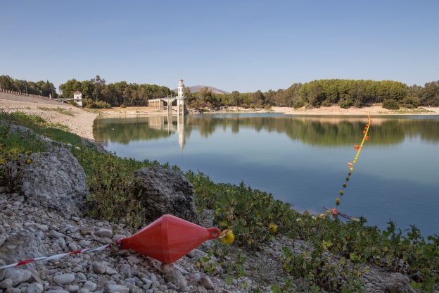 Boyas fuera del agua en el pantano del Cubillas, cuyo sistema de abastecimiento está en situación de emergencia.