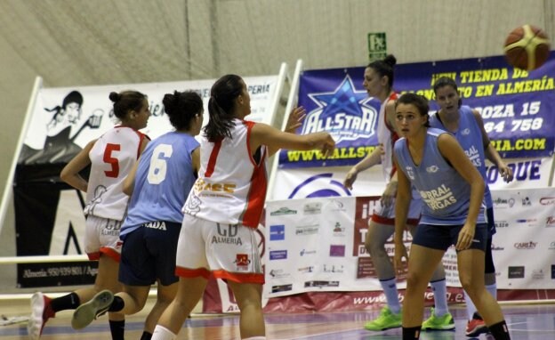 Conchi Satorre, jugadora del ISE CB Almería en una acción ofensiva durante un encuentro de pretemporada.