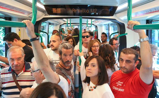 El metro de Granada transportó a 23.500 usuarios en su primer día