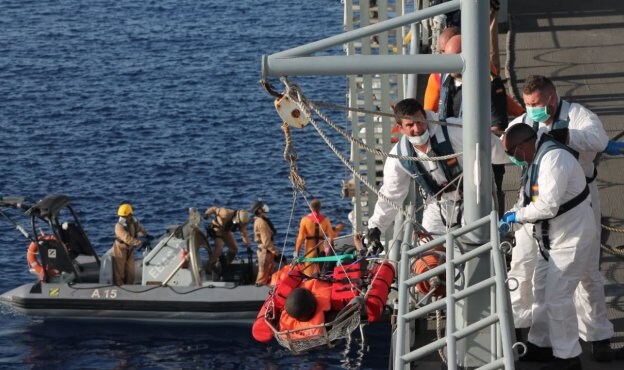 El buque 'Cantabria' en plena operación de rescate en aguas de Libia.