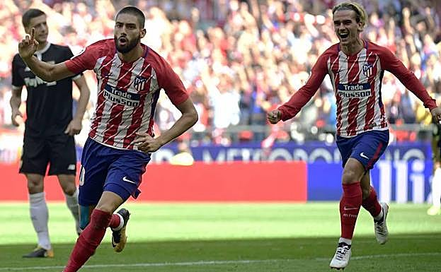 Carrasco celebra su gol con Griezmann.