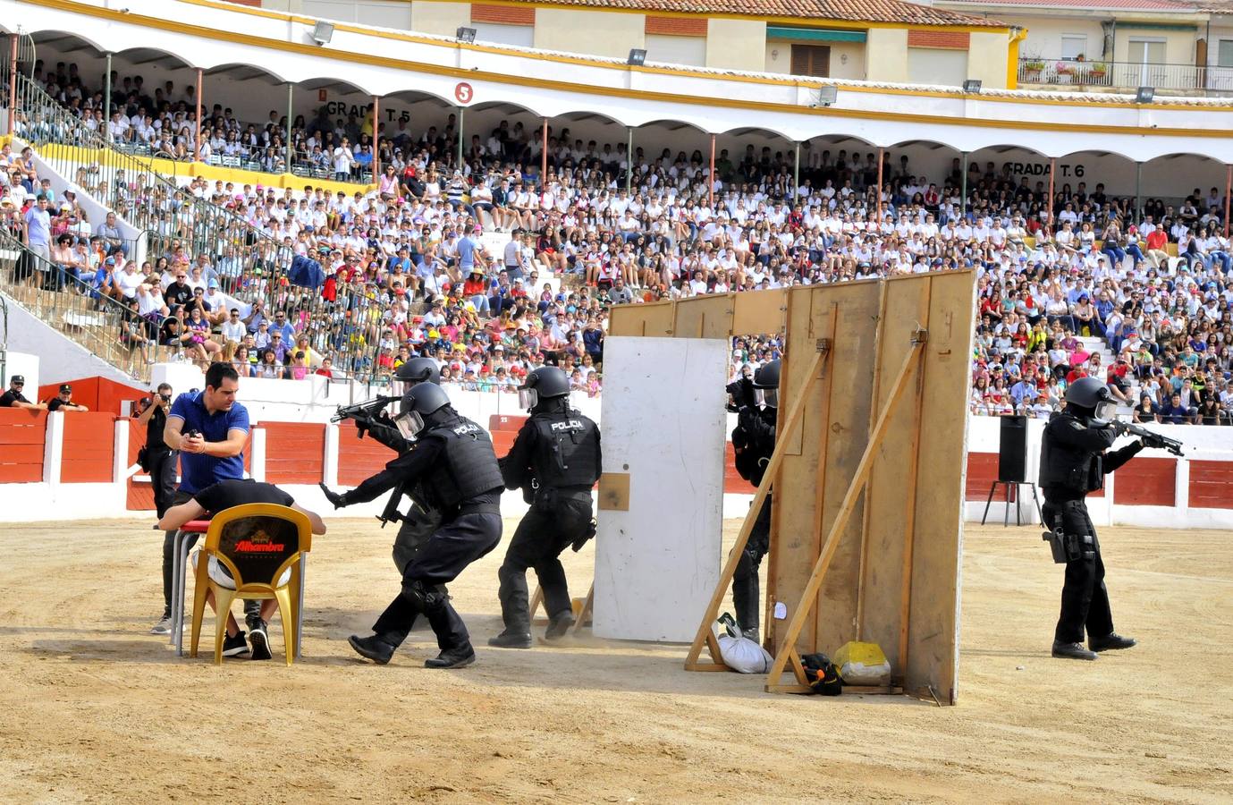 La Plaza de Toros acogió la exhibición del servicio que realizan las unidades policiales