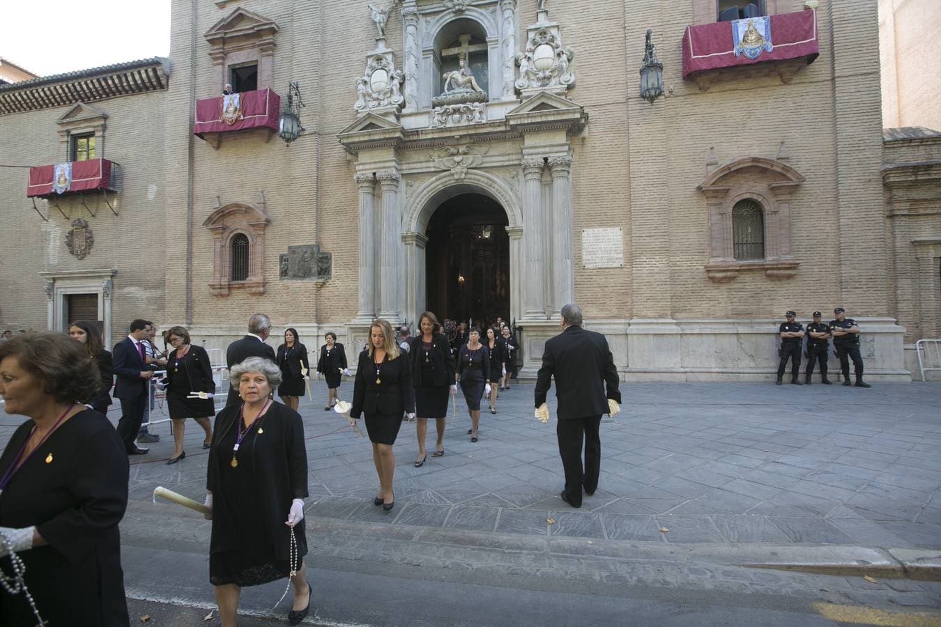 Los granadinos devotos se echan a las calles para ver a la Virgen de las Angustias 