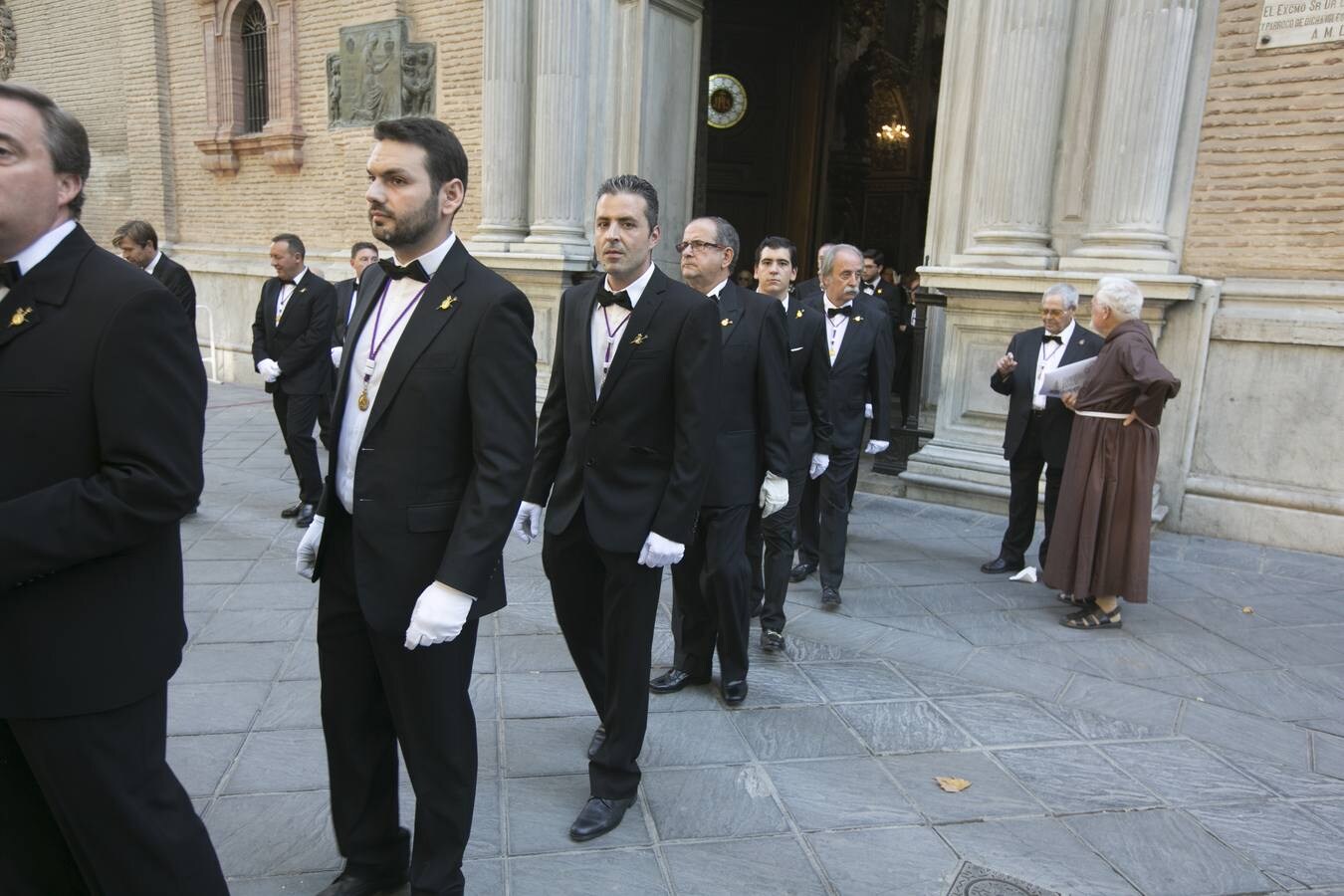 Los granadinos devotos se echan a las calles para ver a la Virgen de las Angustias 